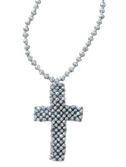 Sautoir et sa croix faits de micros perles argentées.