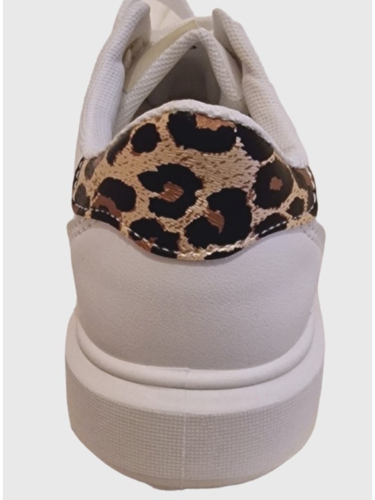 Basket blanche,contrefort arrière léopard, empiècements léopard, doré et clous ronds dorés décoratifs
