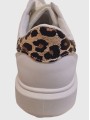 Basket blanche,contrefort arrière léopard, empiècements léopard, doré et clous ronds dorés décoratifs