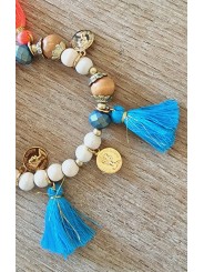 Bracelet élastique perles bois marron et beige, mini médailles dorées et pompons multicolores.