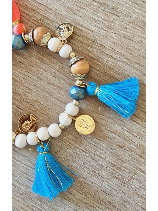 Bracelet élastique perles bois marron et beige, mini médailles dorées et pompons multicolores.