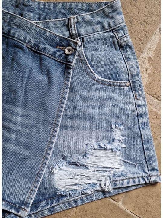 Short en jean used effilé à la base, boutons verre et métal "diamant".
