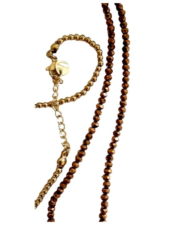 Sautoir petites perles bronze et dorées croix plate style baroque avec une pierre blanche transparente.