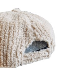 Avec sa matière imitation mouton et sa couleur crème, cette casquette est douce, originale et ultra tendance!