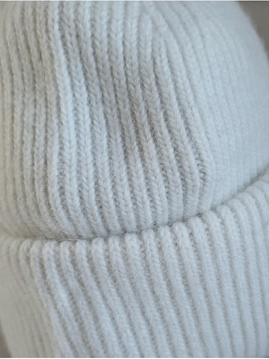 Bonnet blanc cassé, tricoté en maille fine, pouvant se porter loose!