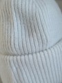 Bonnet blanc cassé, tricoté en maille fine, pouvant se porter loose!