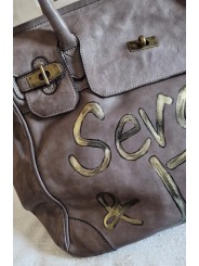 sac cabas vintage en cuir souple taupe, inscription Serge & Jane en or irisé craquelé