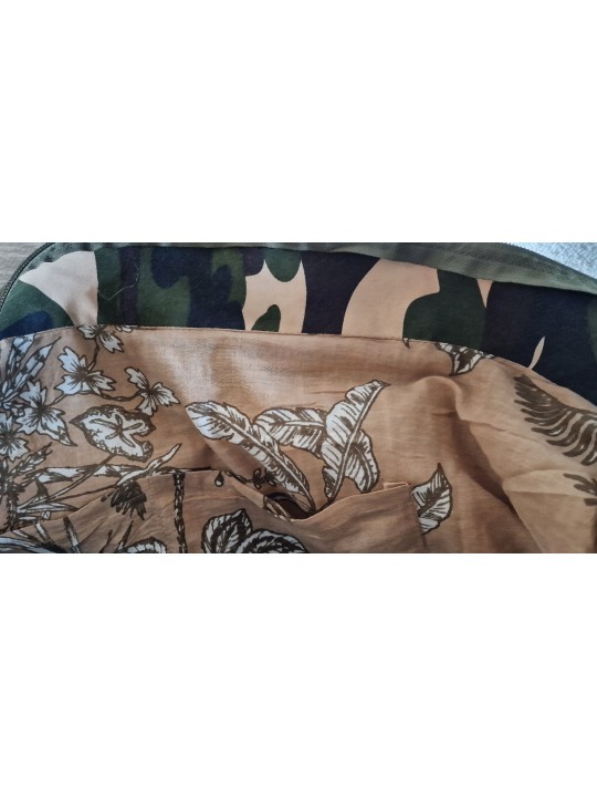 cabas oversize camouflage kaki en toile, pompons roses, motif tête de tigre pailleté de chez Kalifornia Dream
