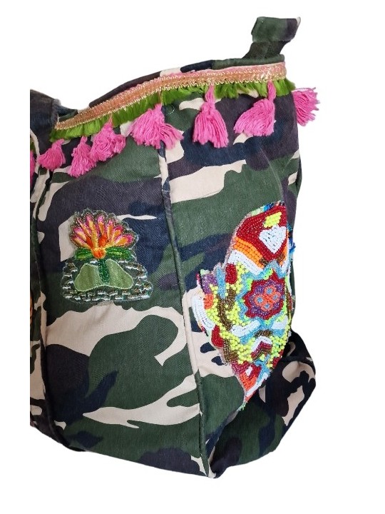 cabas oversize camouflage kaki en toile, pompons roses, motif tête de tigre pailleté de chez Kalifornia Dream