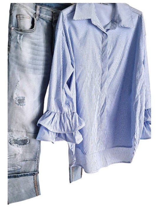 chemise ample style liquette rayée blanc/ bleu base des manches effet évasé.