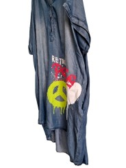 robe oversize en jean, fluide, "printée" RETRIEVE PEACE en fluo style tags