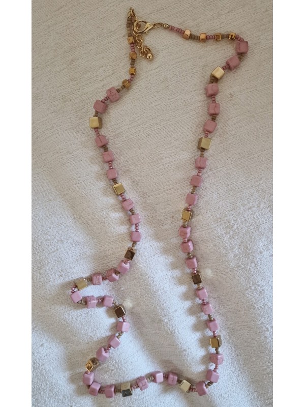 Collier avec fermoir doré formé de perles carrées rose pale et doré.