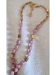 Collier avec fermoir doré formé de perles carrées rose pale et doré.
