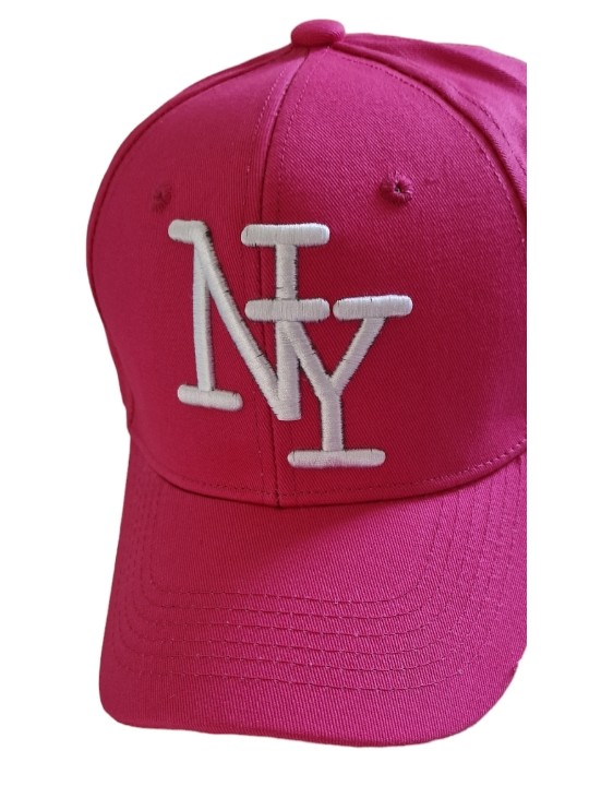 Casquette rose vif, "fashion essential" de vos tenues, logo NY blanc .