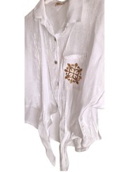 chemise blanche manches courtes, fluide, satiné, logo doré sur la poche avant
