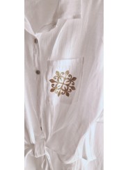 chemise blanche manches courtes, fluide, satiné, logo doré sur la poche avant