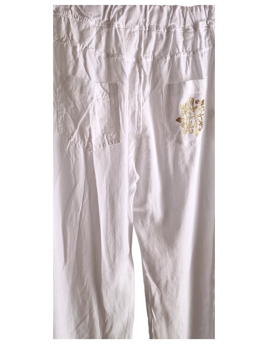 jogg blanc fluide et léger, effet satiné, logo en paillettes dorées sur une poche arrière.