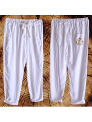 jogg blanc fluide et léger, effet satiné, logo en paillettes dorées sur une poche arrière.