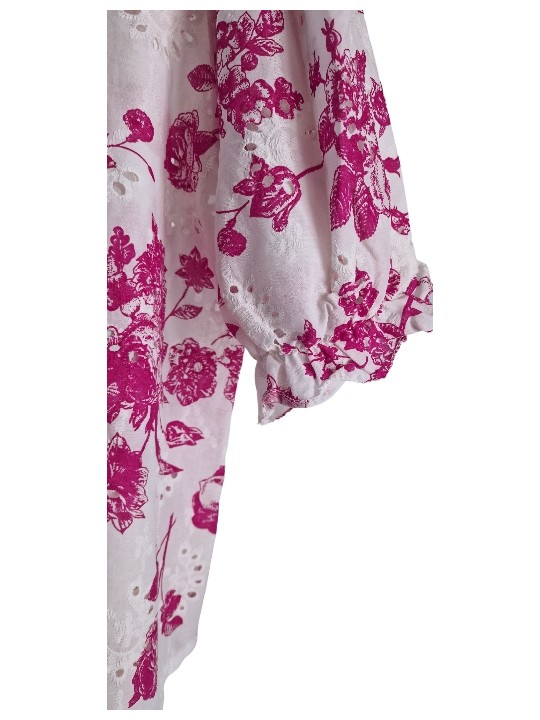 chemise motifs rose fushia sur fond blanc base des manches effet évasé.