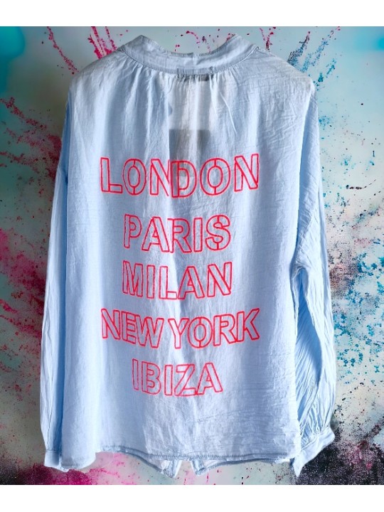 Chemise bleu ciel coton avec au dos les villes printées rose fluo.