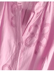 chemise rose baby, ample et courte, légère et fluide, sublimée par ses fleurs en bouclette mises en relief