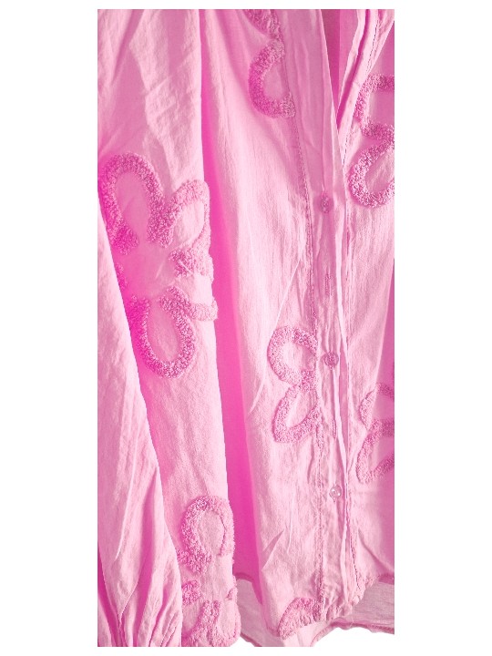chemise rose baby, ample et courte, légère et fluide, sublimée par ses fleurs en bouclette mises en relief