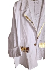 Gros coup de cœur pour ce blazer blanc mi lin mi broderie anglaise orné de touches d'or.