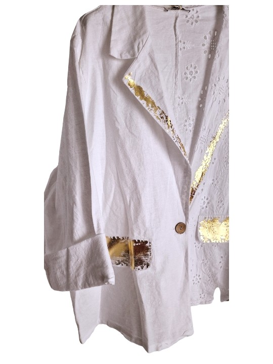 Gros coup de cœur pour ce blazer blanc mi lin mi broderie anglaise orné de touches d'or.