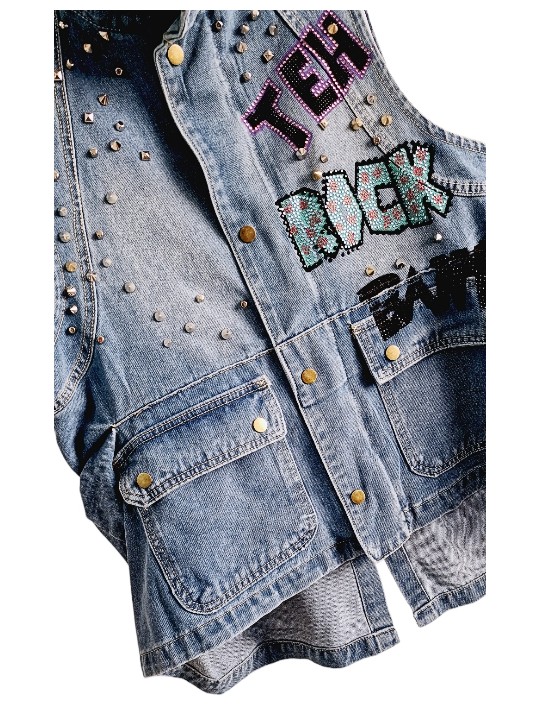 ROCK CHIC GLAMOUR avec cette veste en jean sans manches offrant une multitude d'ornements colorés, patchs