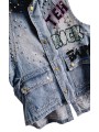 ROCK CHIC GLAMOUR avec cette veste en jean sans manches offrant une multitude d'ornements colorés, patchs