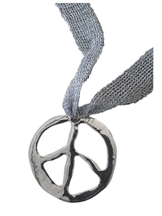 Sautoir gros cordon tissé métallisé argent orné d'un pendentif Peace And Love argenté.