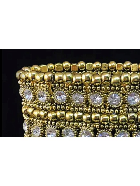 Bracelet élastique serti de pierres cristal, perles et matériaux dorés.